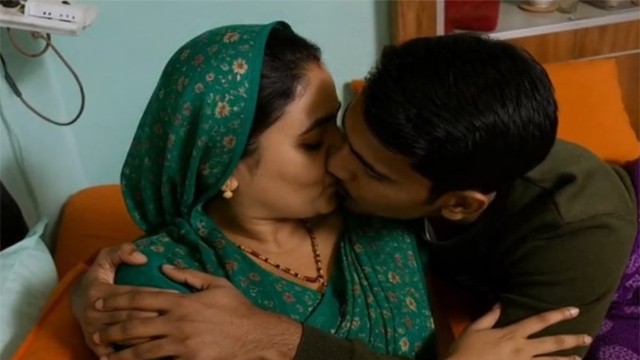 Desi Hot Aunty Bed – Romanse Kiss Porn Video